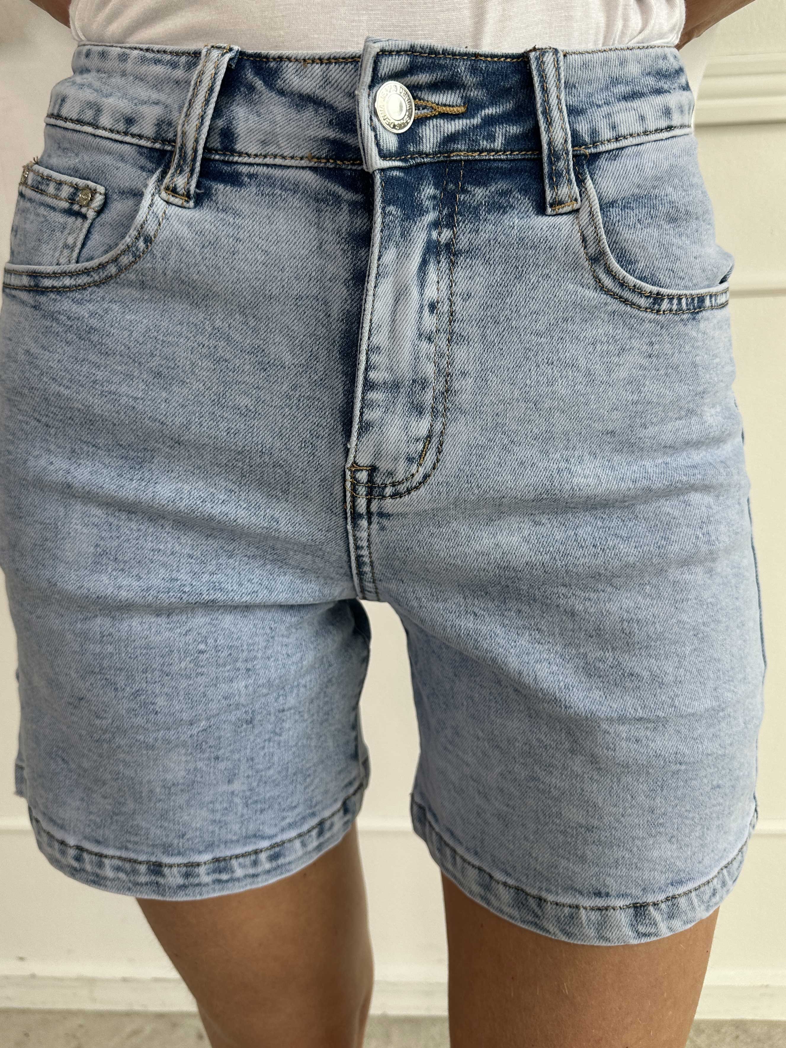 Lilah - Shorts i lys denim